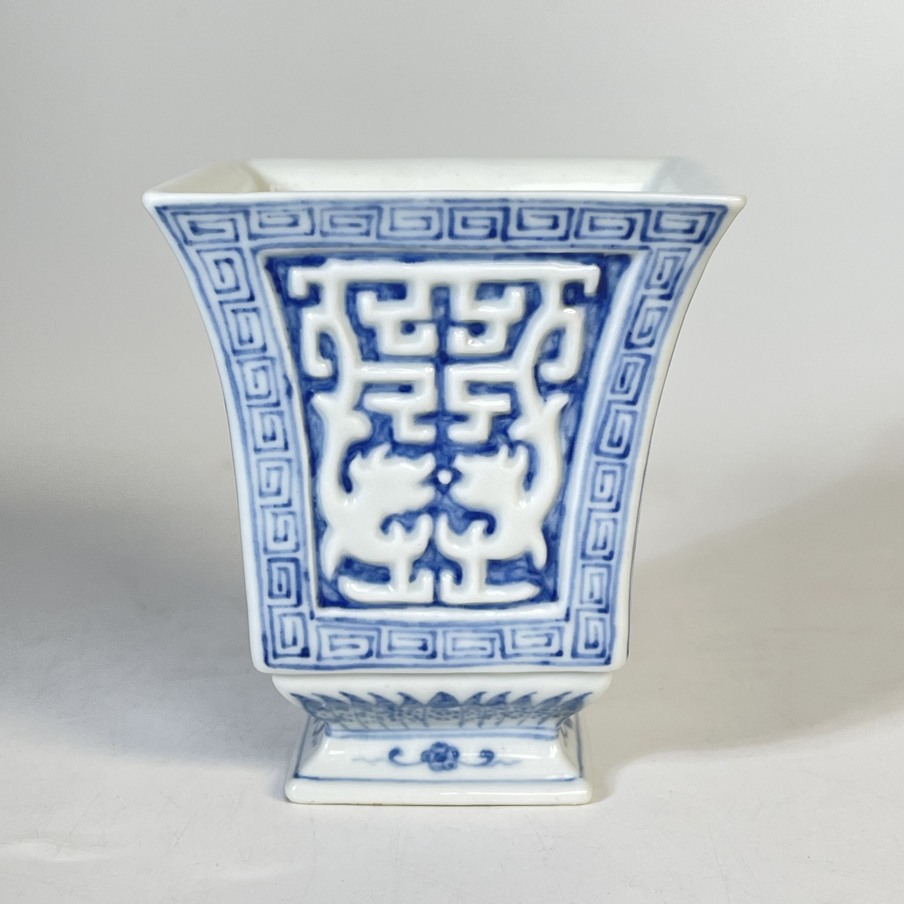 青花开窗浮雕夔龙四方杯H8259