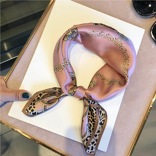 Hongxi Scarves/鸿晰丝巾桑蚕丝单面粉底豹纹链条53方巾真丝A015