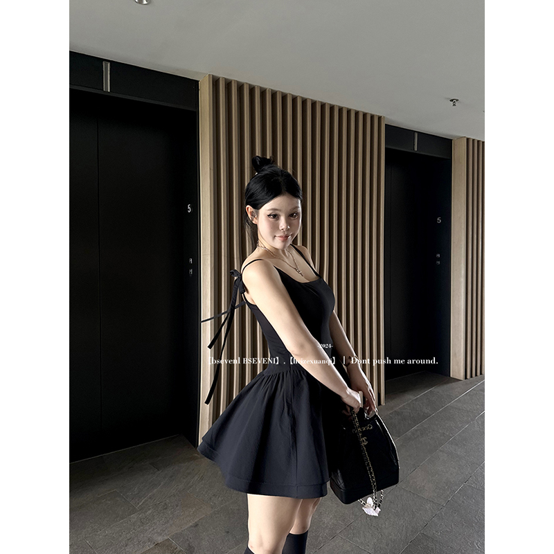 黑泽玄七夏季显瘦约会氛围感甜美蝴蝶结气质吊带小黑裙连衣公主裙