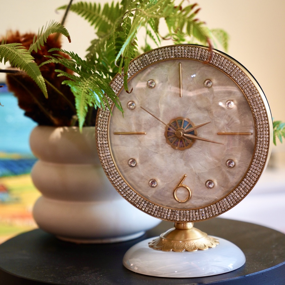 黄铜镶手工贝壳白玉石底座圆形台面复古静音座客厅钟表19*24cm