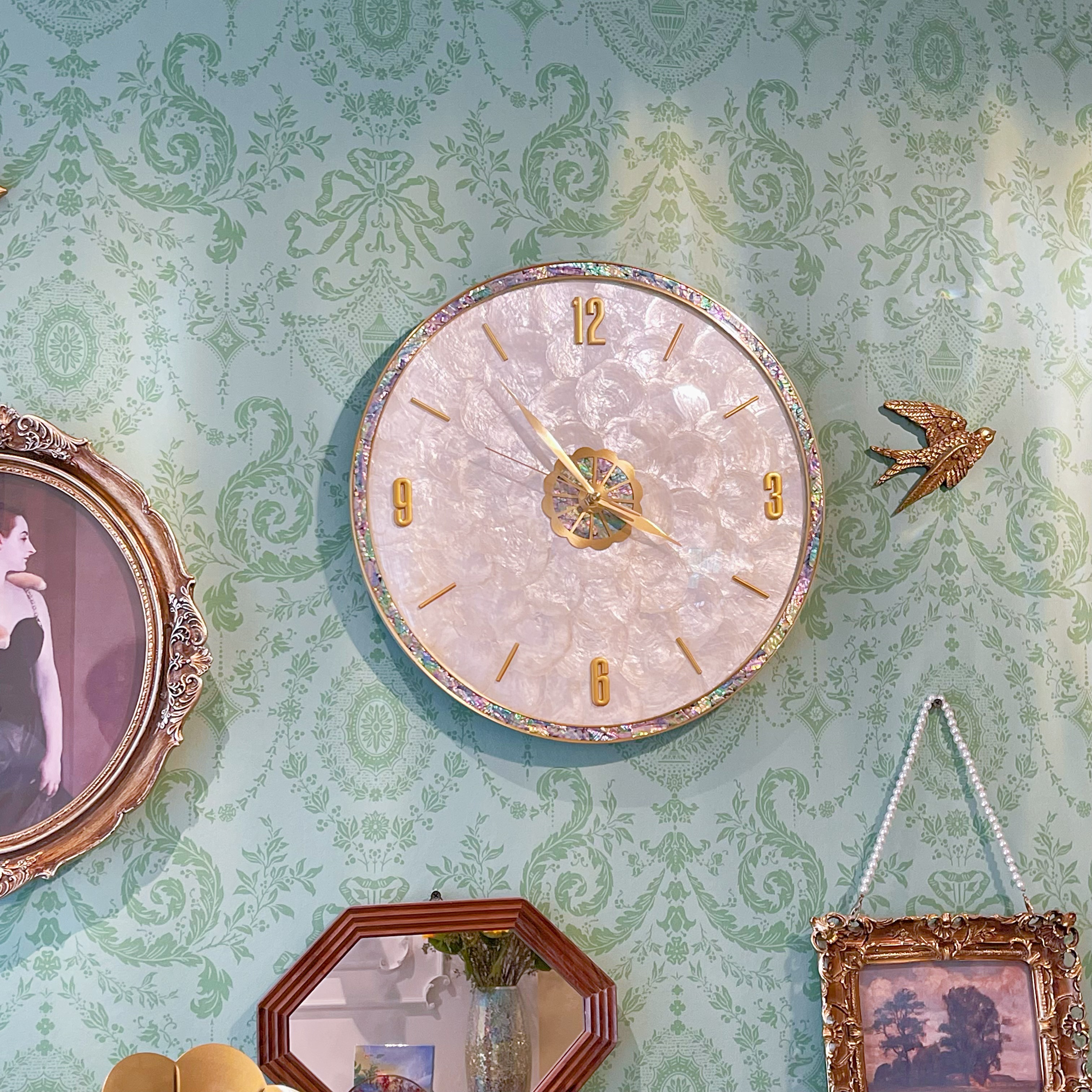 现代轻奢风格深海贝母黄铜钟体静音简约创意卧室字母挂钟【小号】