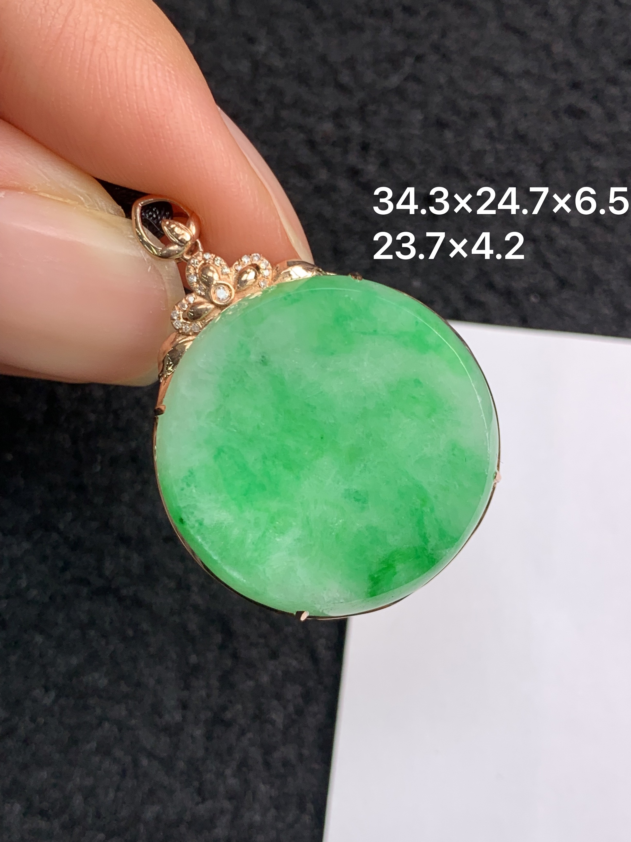 18K金镶嵌天然缅甸翡翠阳绿圆牌吊坠