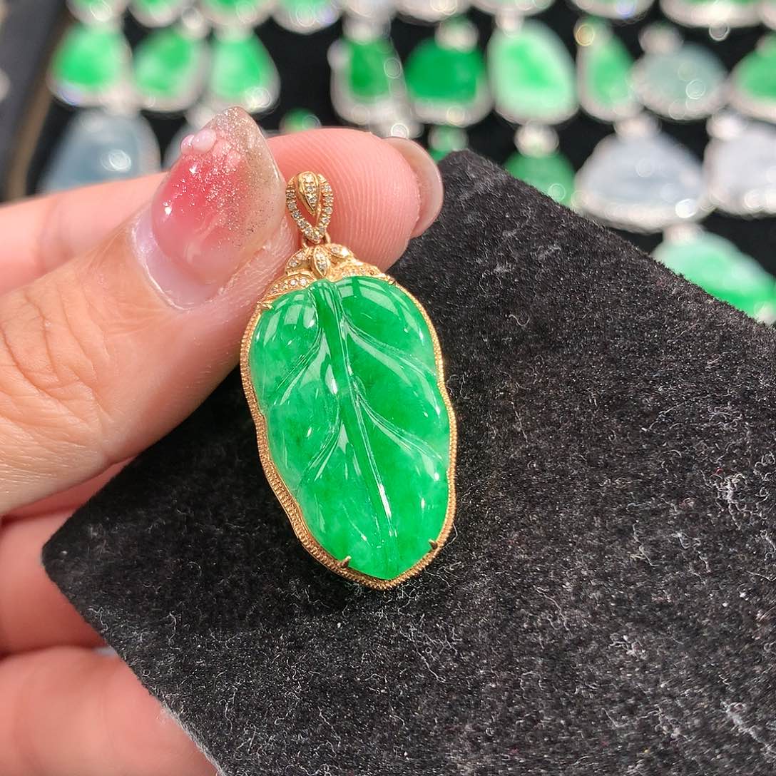 翡翠吊坠(赠链)18K金镶嵌