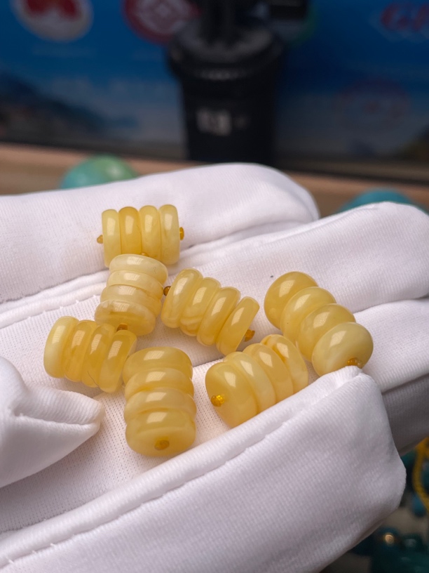 蜜蜡隔片直径8左右。多样性发货一对