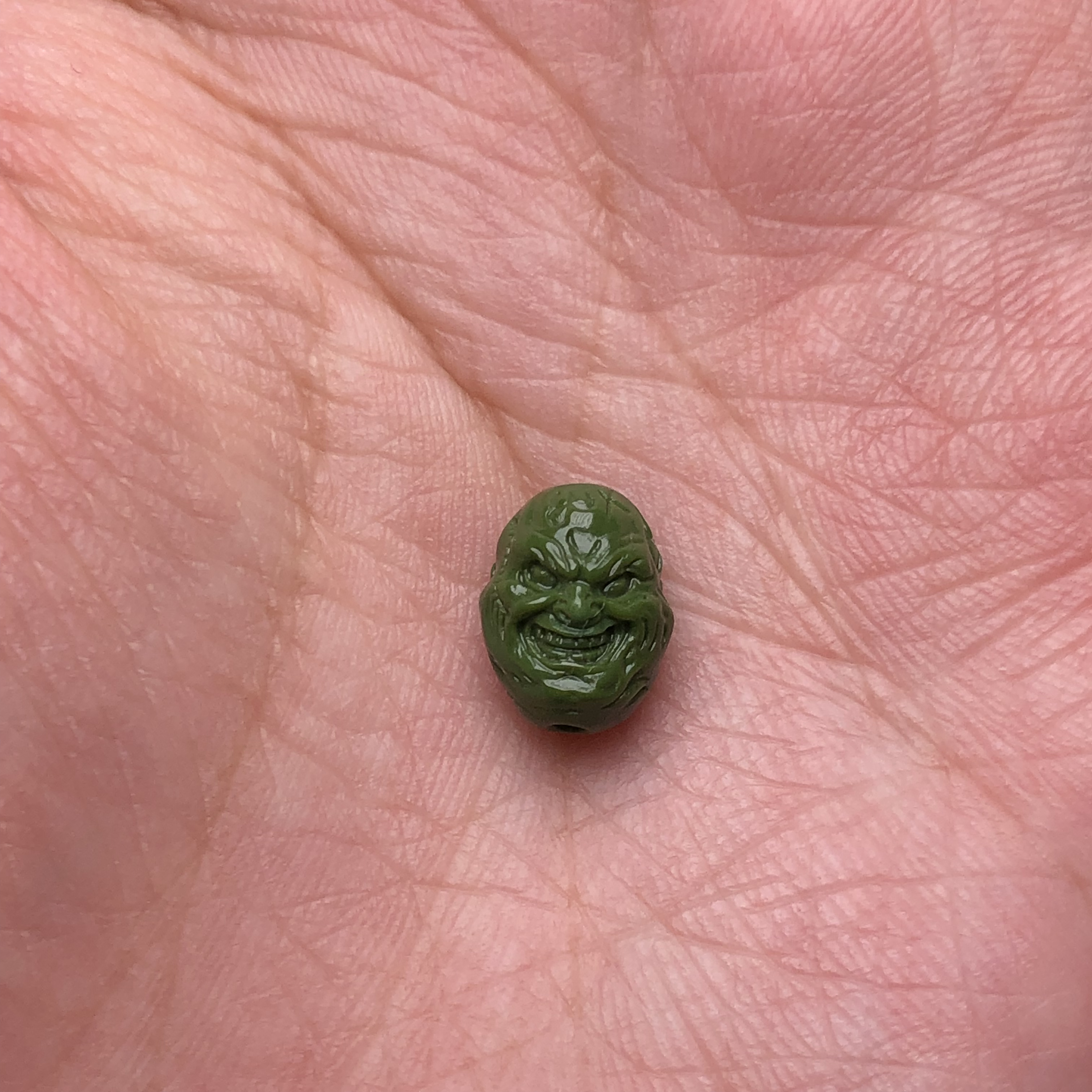 原矿高瓷油绿绿松石罗汉一个      尺寸8.5*7.5*10.8