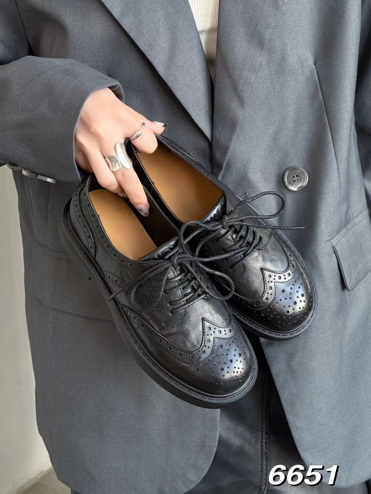 6651英伦风时尚百搭巴洛克头层牛皮圆头低帮系带雕花乐福鞋