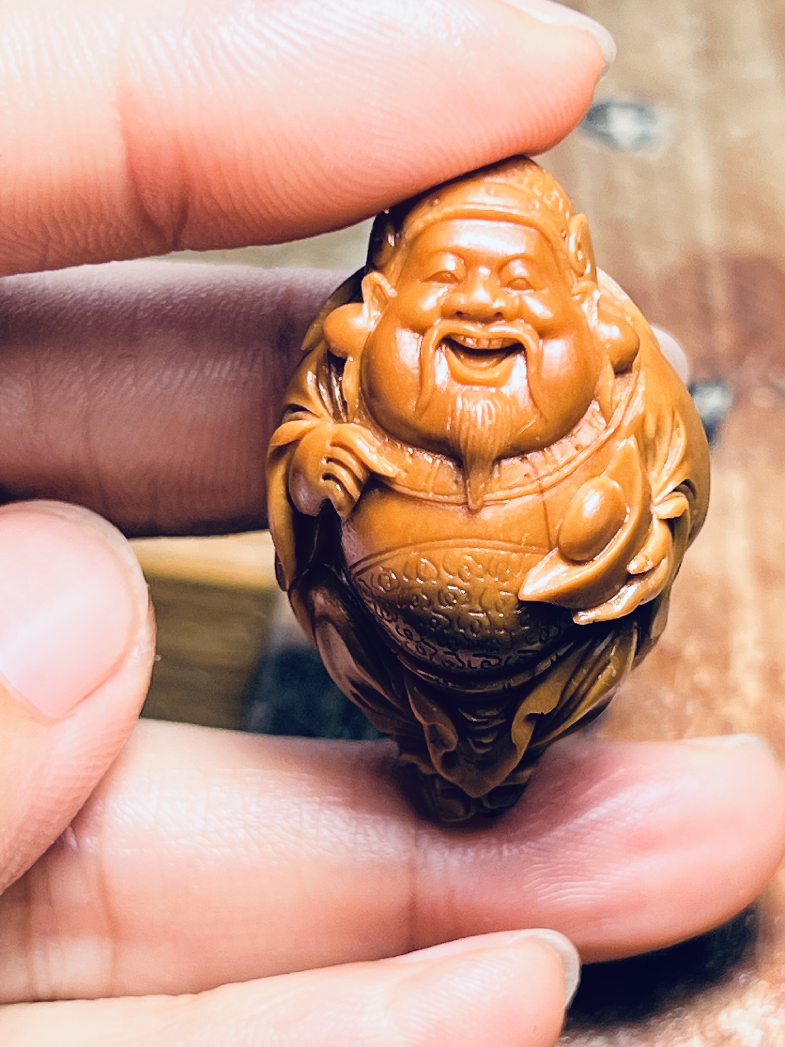 胡小兰作品“财神”手拿元宝寓意着财源广进开心快乐