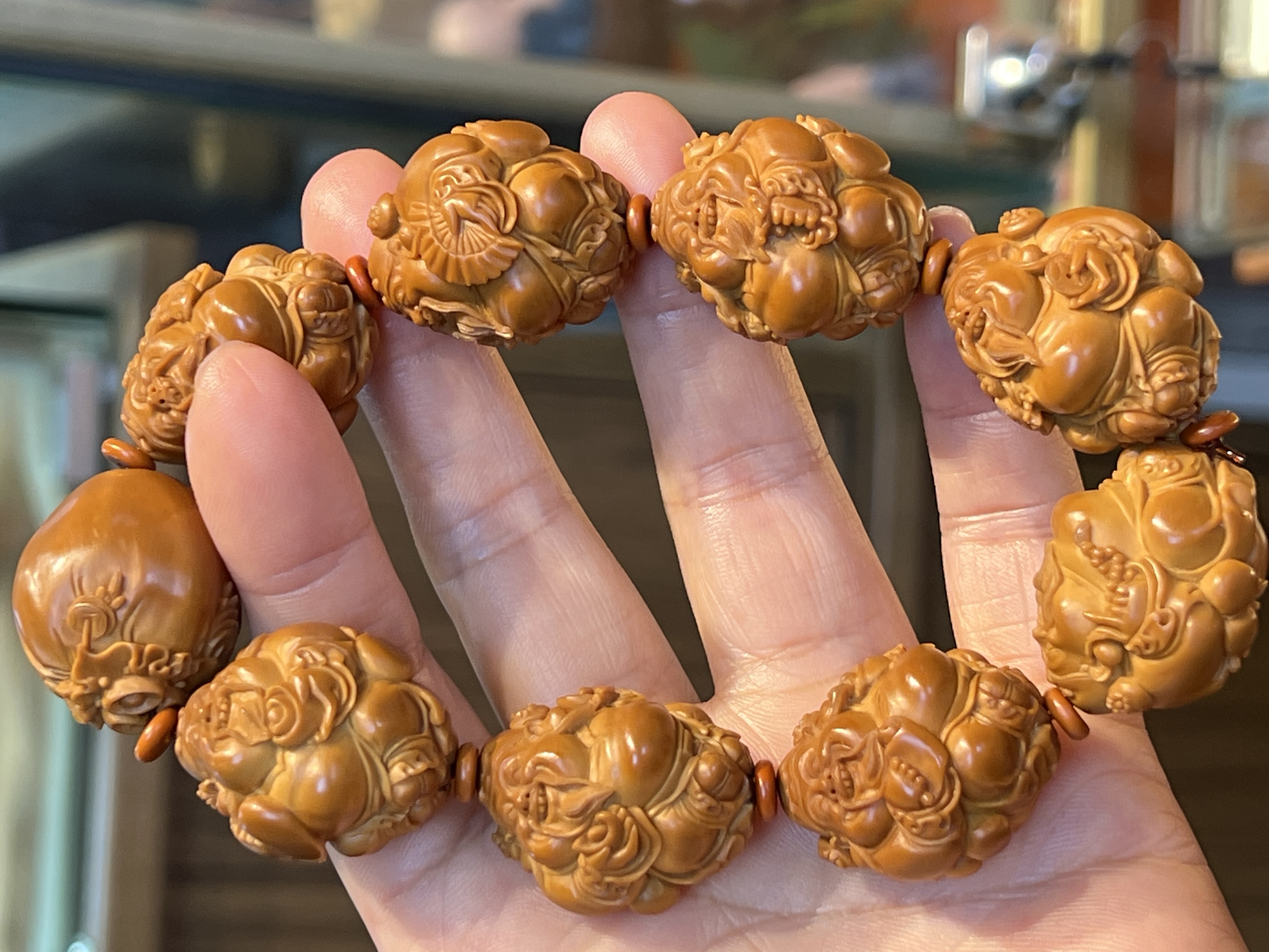 胡小兰作品“八宝财神”选用水晶核雕刻，核质圆润饱满