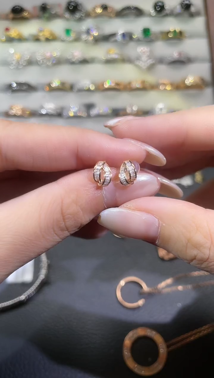 【闪购商品】钻石耳饰18K金镶嵌i31-33多样性发出一对