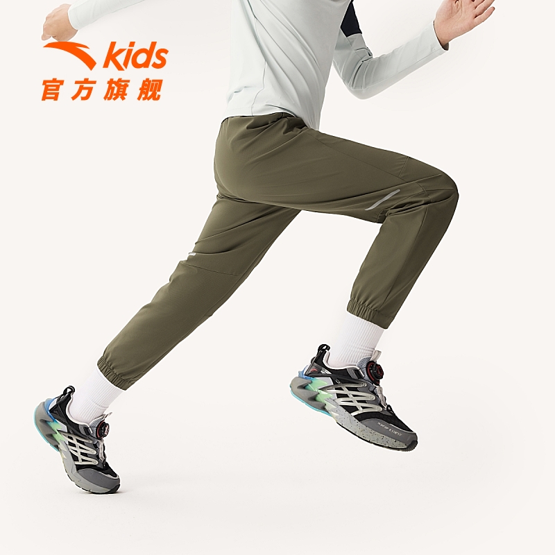 安踏儿童男大童2023秋季新款梭织运动长裤清爽易干舒适运动百搭款