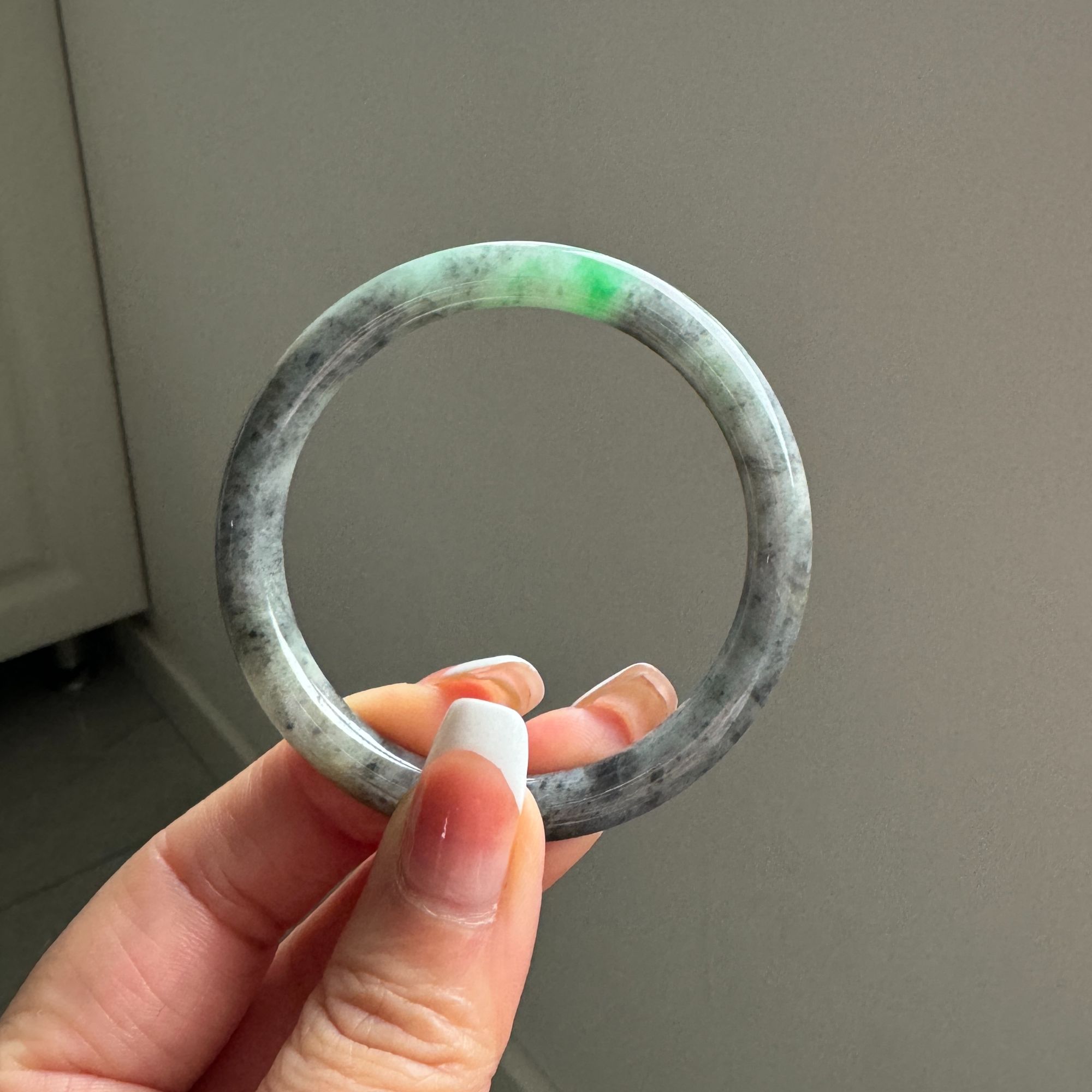 51圈口圆条阳绿飘花特色乌鸡天然翡翠圆条A货翡翠