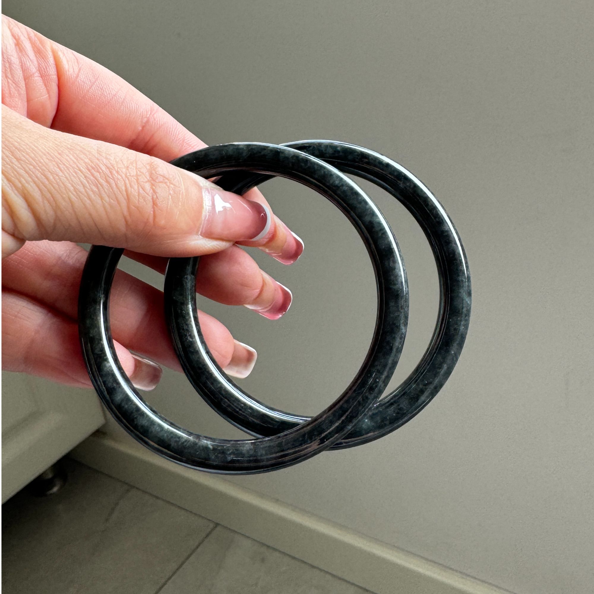 58圈口细糯化钢琴黑乌鸡圆条叮当翡翠A货手镯