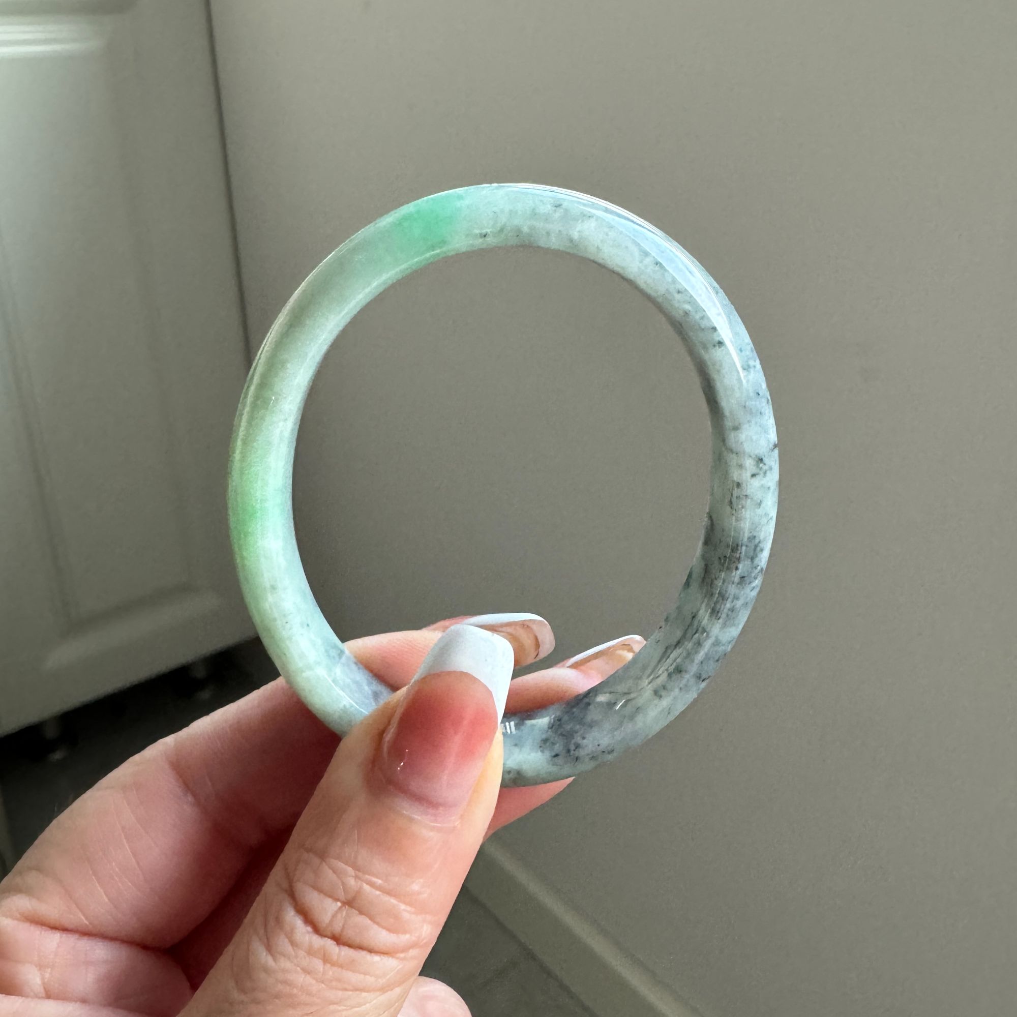  58大圈口贵妃镯阳绿飘花特色乌鸡天然A货翡翠