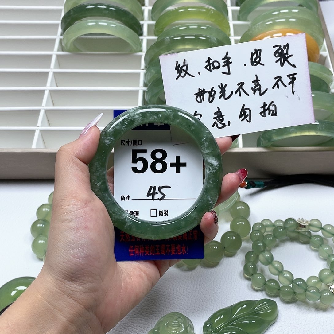 蛇纹石玉手镯未镶嵌