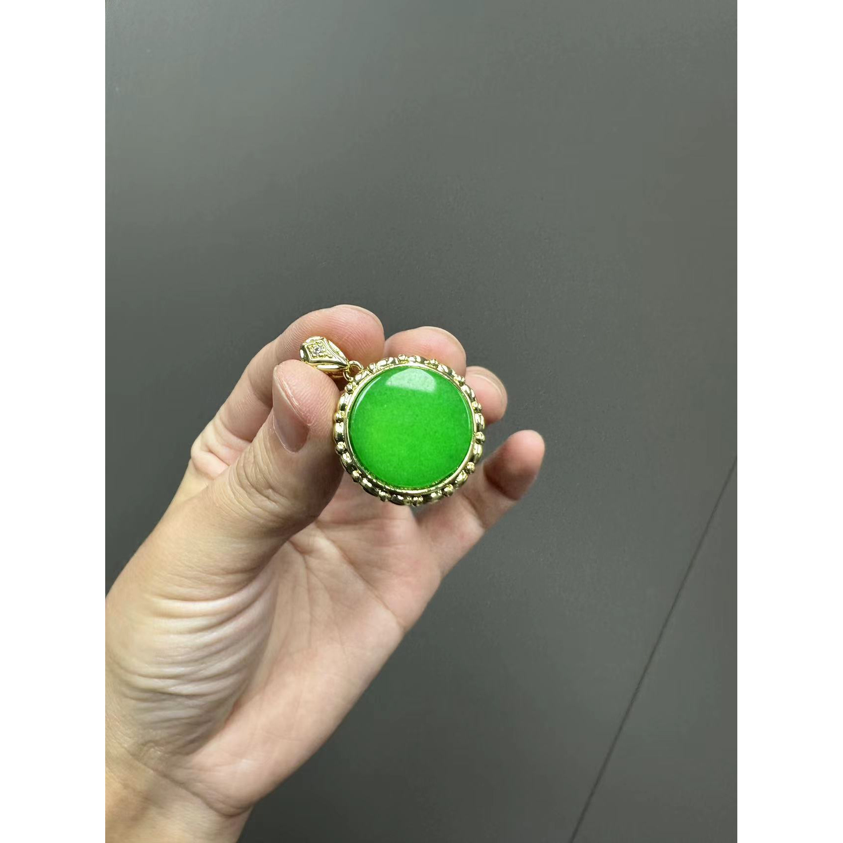 翡翠设计款太阳花圆牌吊坠14K金