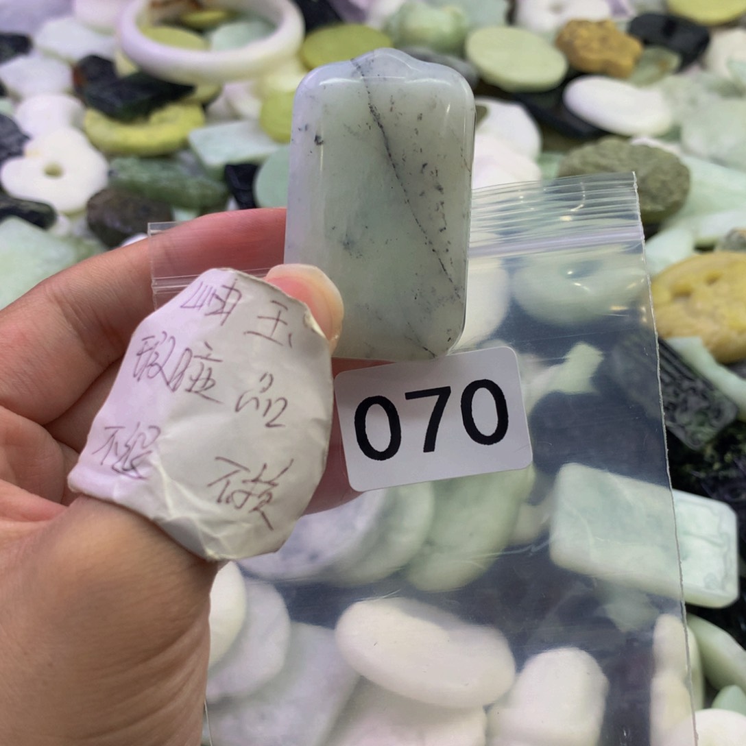 蛇纹石玉颈饰未镶嵌