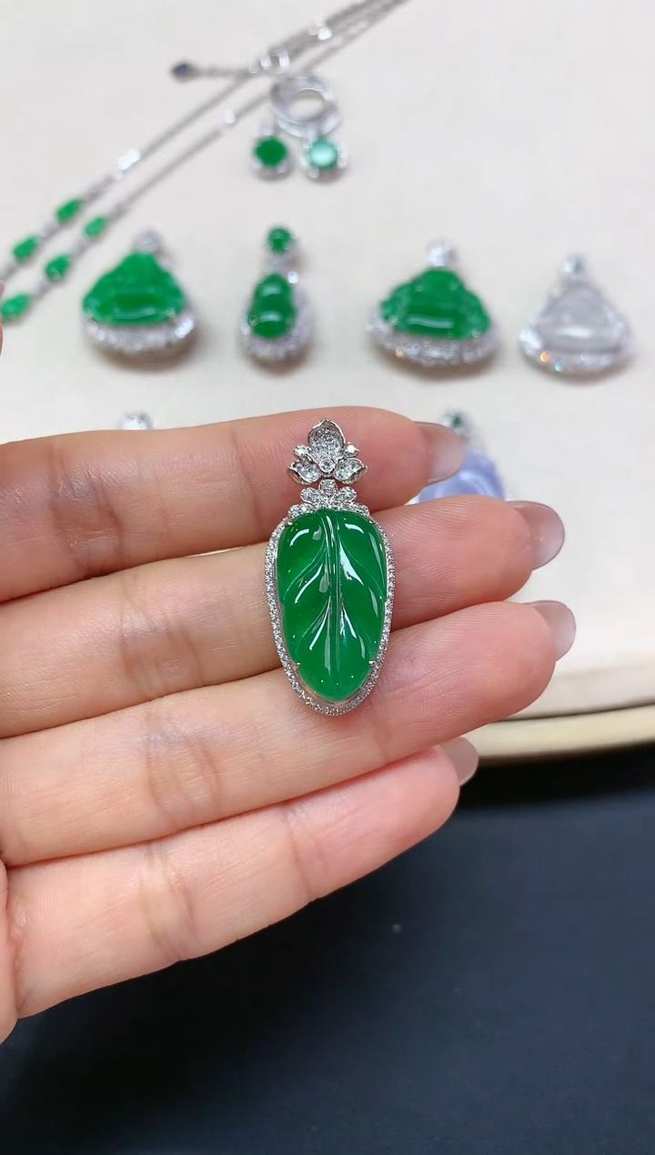 【闪购商品】翡翠吊坠(不含链)18K金镶嵌叶子A340|9800