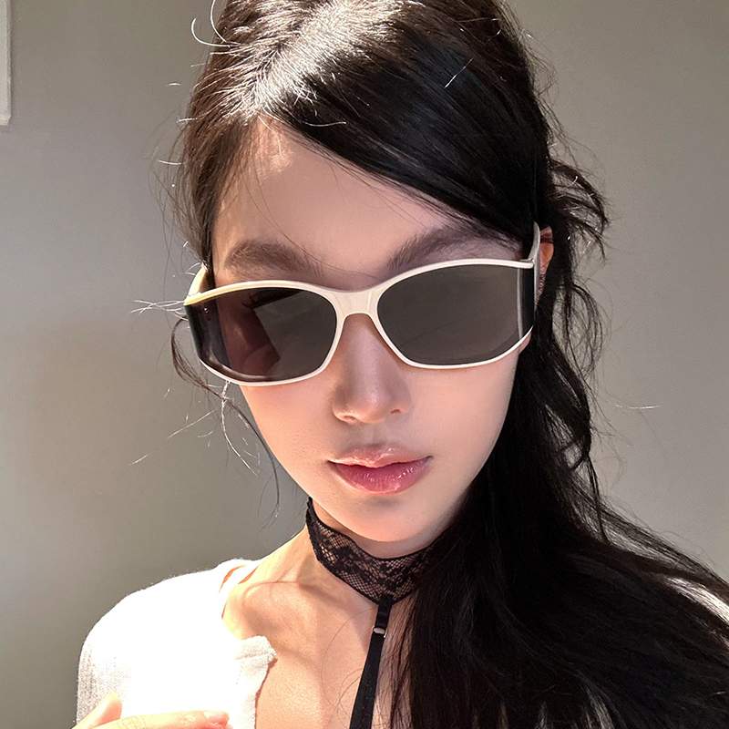复古高级感曲面屏设计猫眼白色框墨镜女款防紫外线方圆脸太阳眼镜