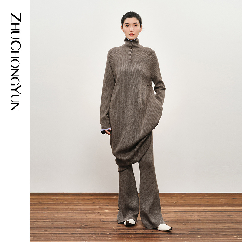 【米儿精选】ZHUCHONGYUN2024秋新款茶褐色侧开衩修身长款针织喇叭