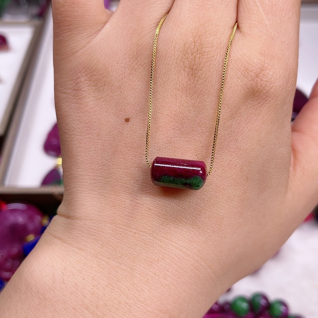 红宝石吊坠未镶嵌