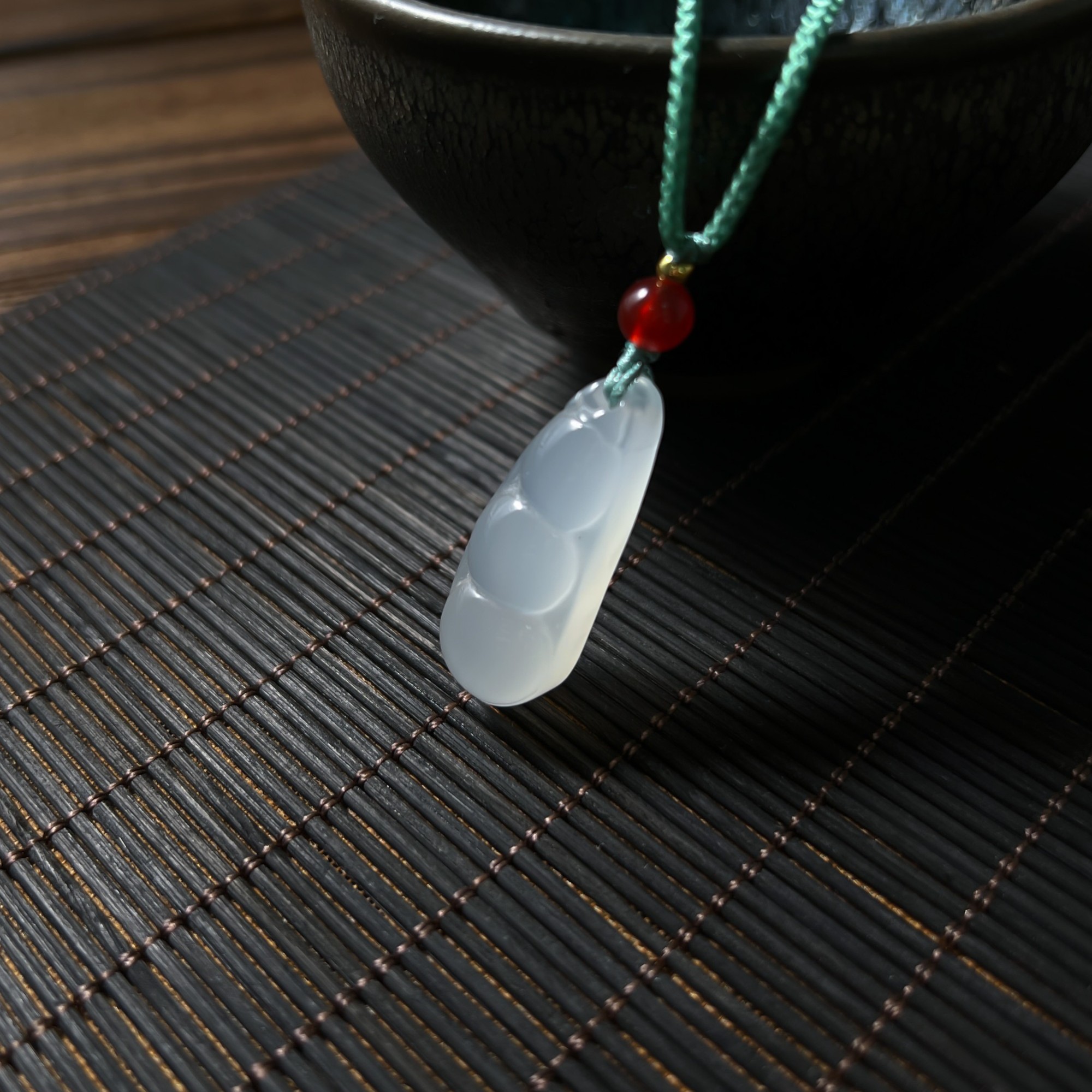 天然A货玛瑙玉髓精美白冰福豆吊坠（精美简约）
