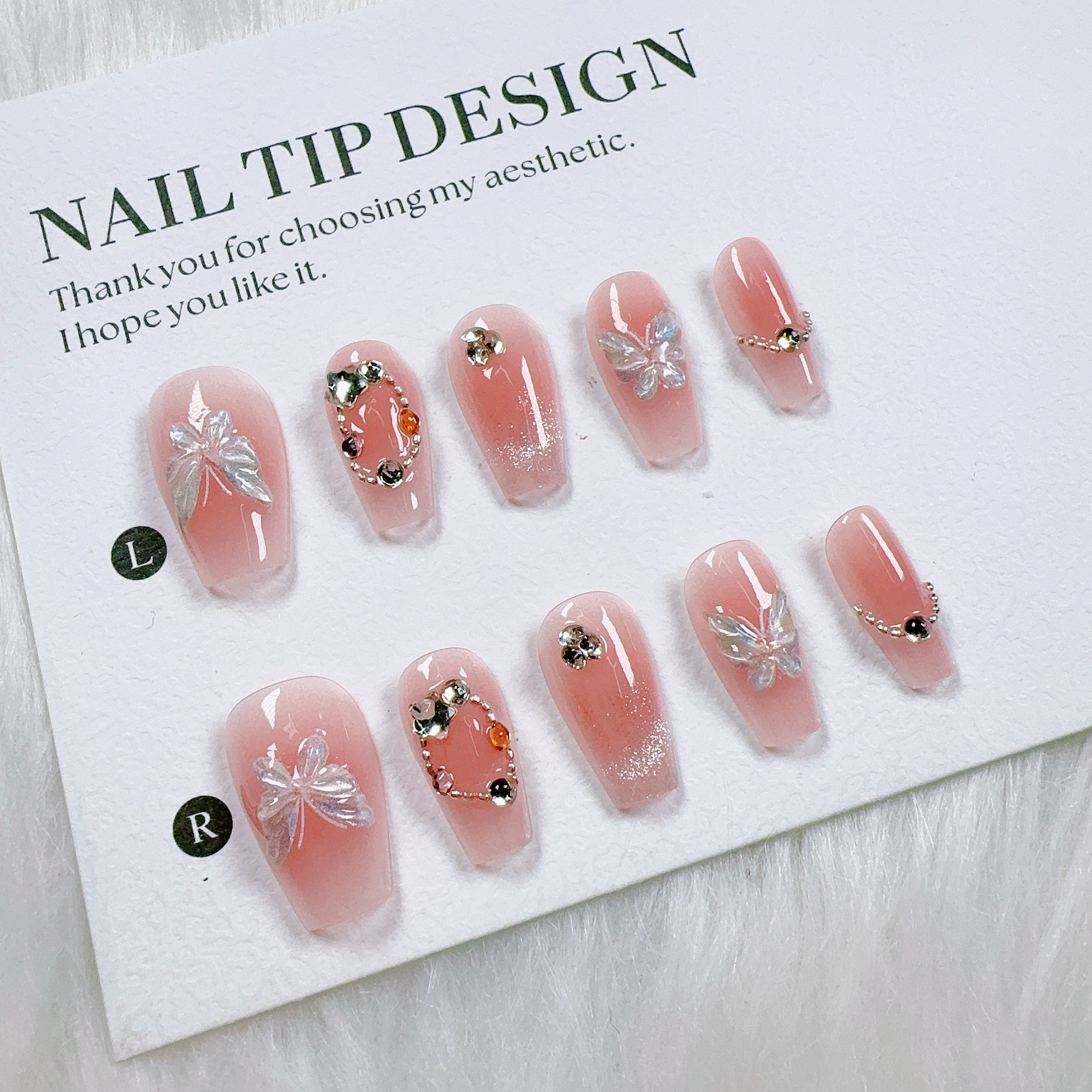 纯手工穿戴甲粉色系美甲贴片蝴蝶结与花朵点缀增添甜美气息