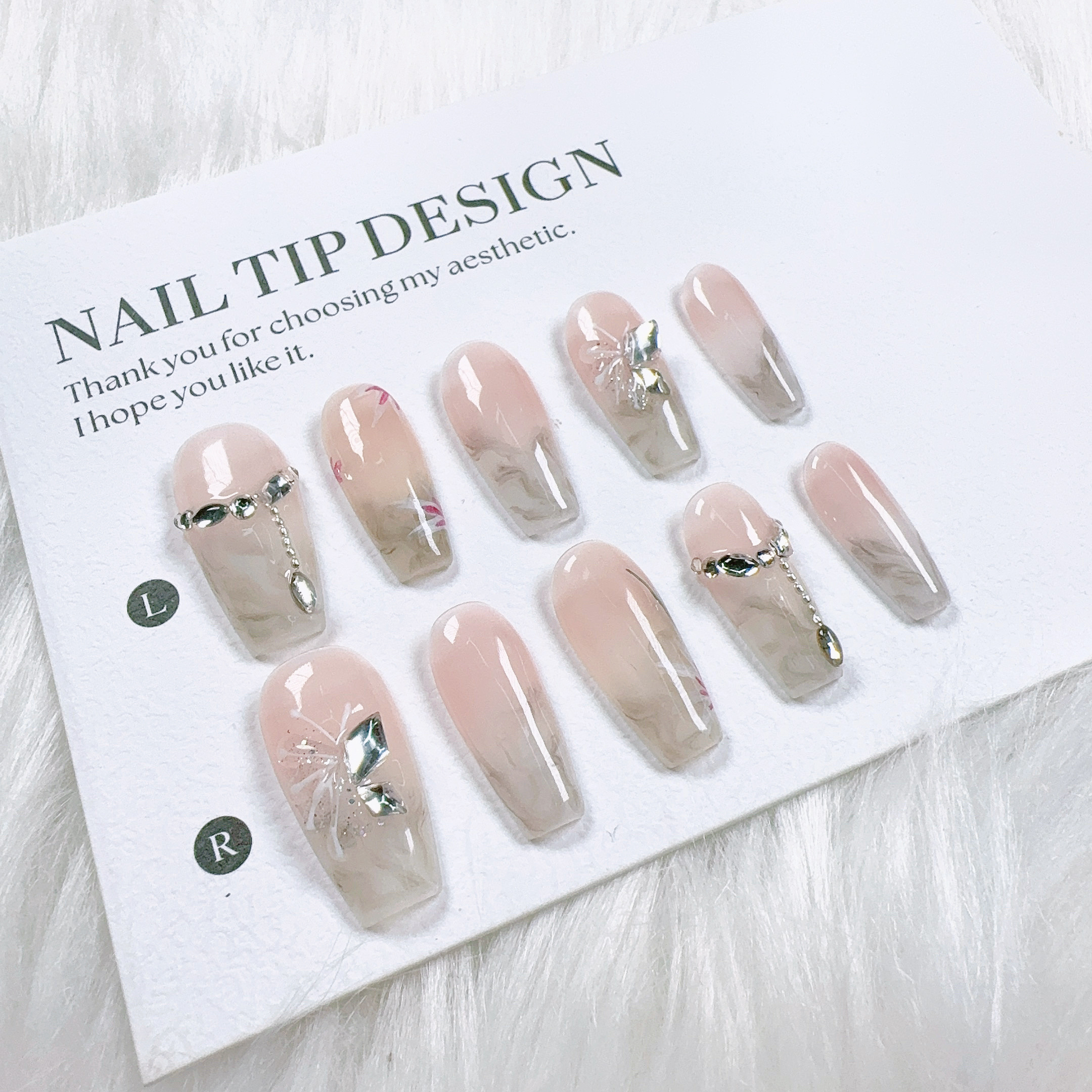 纯手工穿戴甲闪亮钻饰和精致线条展现高贵典雅风格拥有时尚指尖