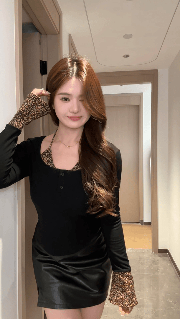 胖MM大码女装性感豹纹辣妹风假两件露肩长袖T恤修身显瘦挂脖上衣