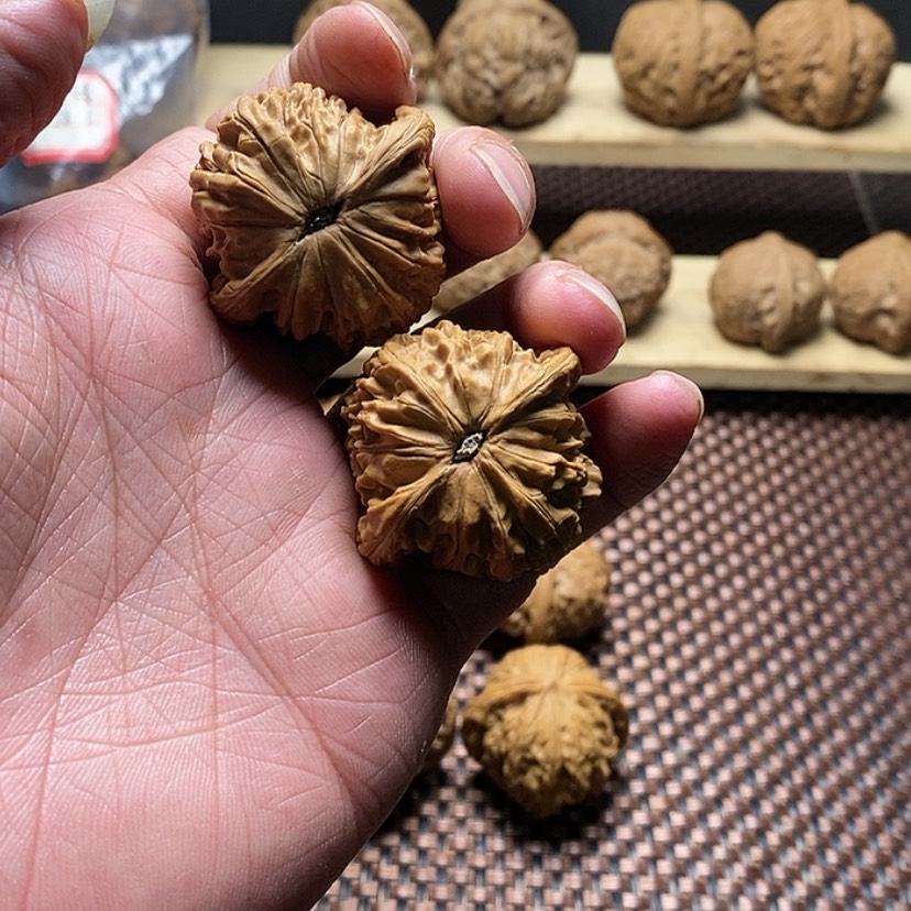 【闪购商品】文玩核桃吊坠小***?