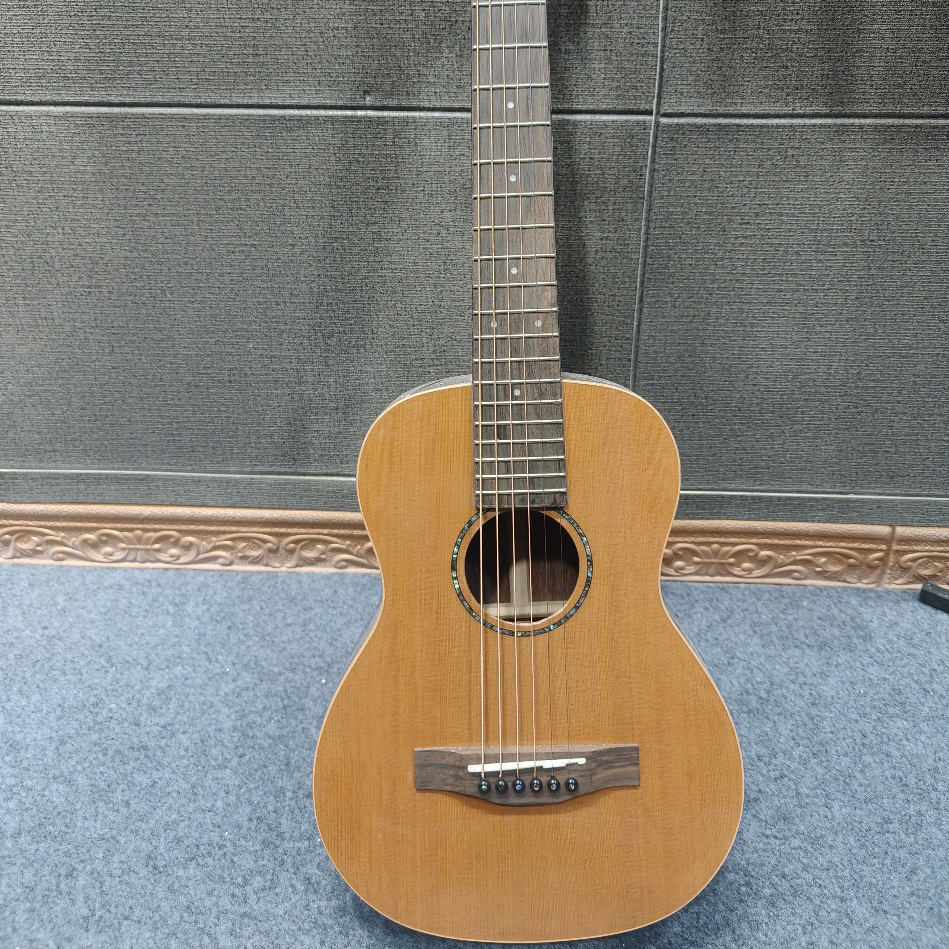 高端民谣吉他丽丽全单板 30 寸红松马枚