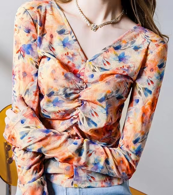 印花V领褶皱拼接复古时髦2024春季新款褶皱显瘦形体上衣