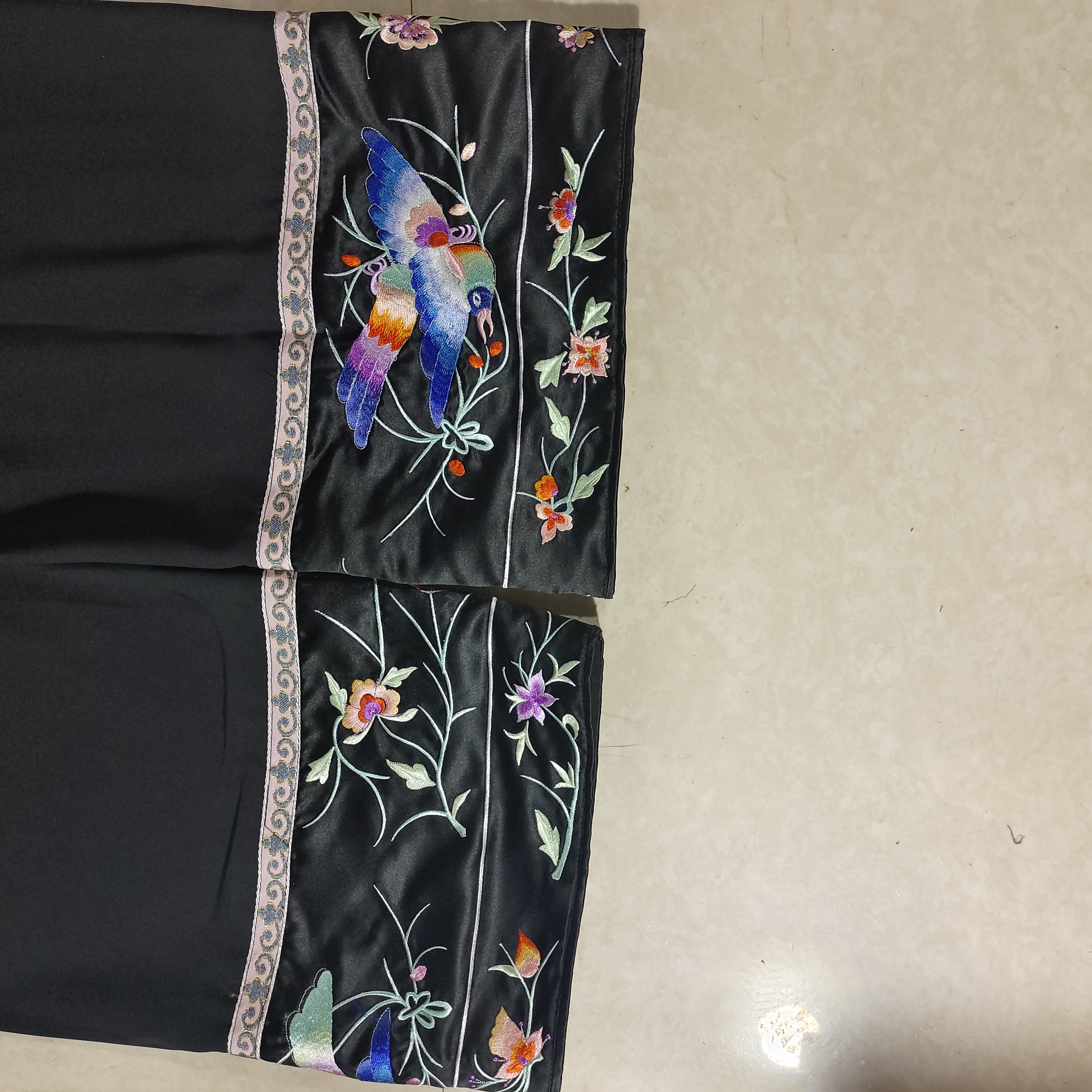 新衣裳民族服饰黑色加厚大花牡丹花   燕子花刺绣经典白搭裤子