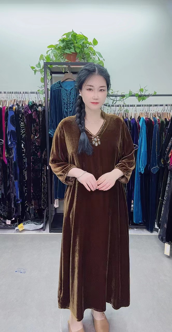 中老年桑蚕丝咖色v领花朵连衣裙大码高端时尚