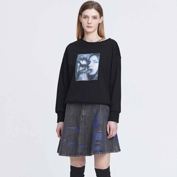 sdeer圣迪奥女装时尚休闲罗纹圆领链条撞色人像黑色卫衣S22182211