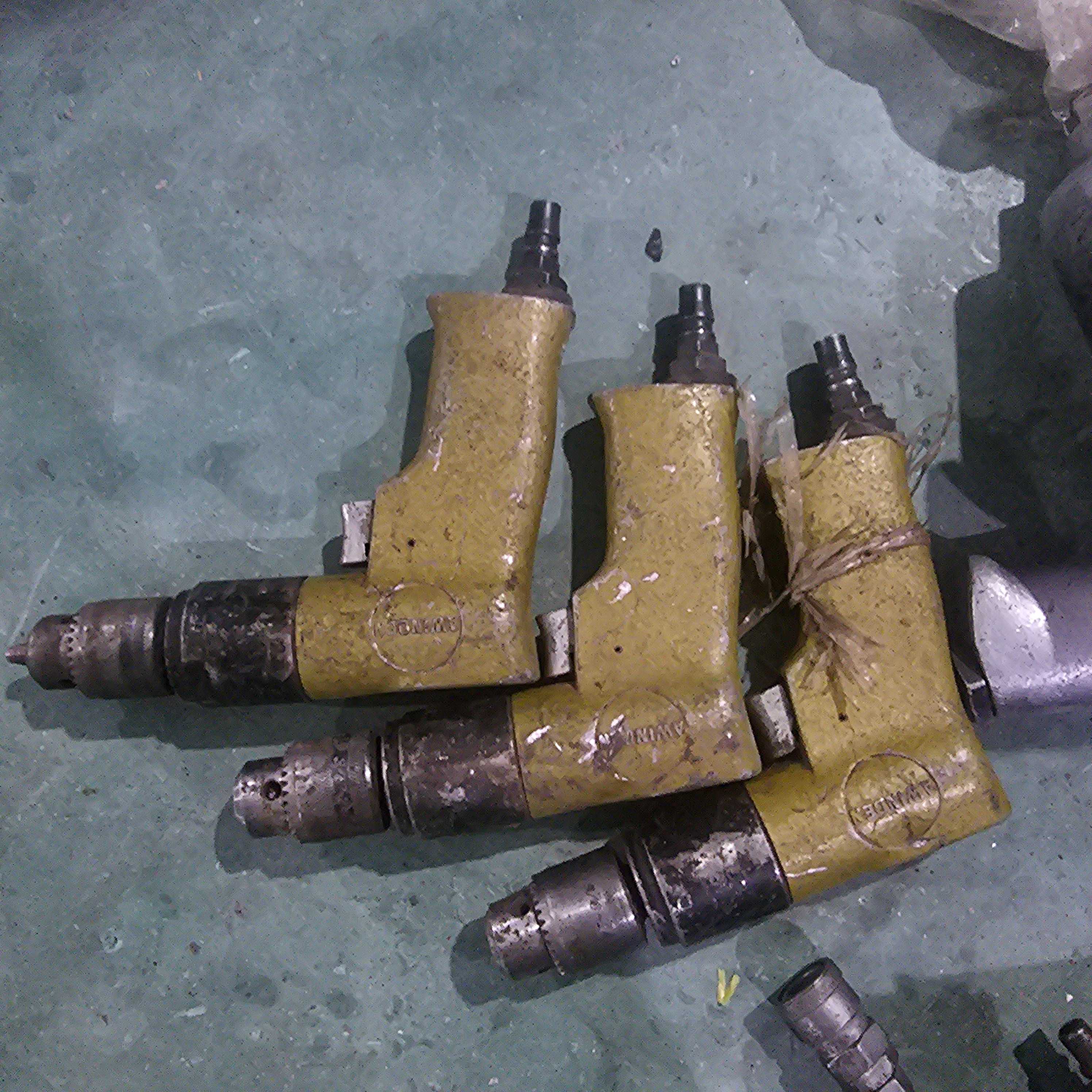 台湾黄色气钻一个打黑