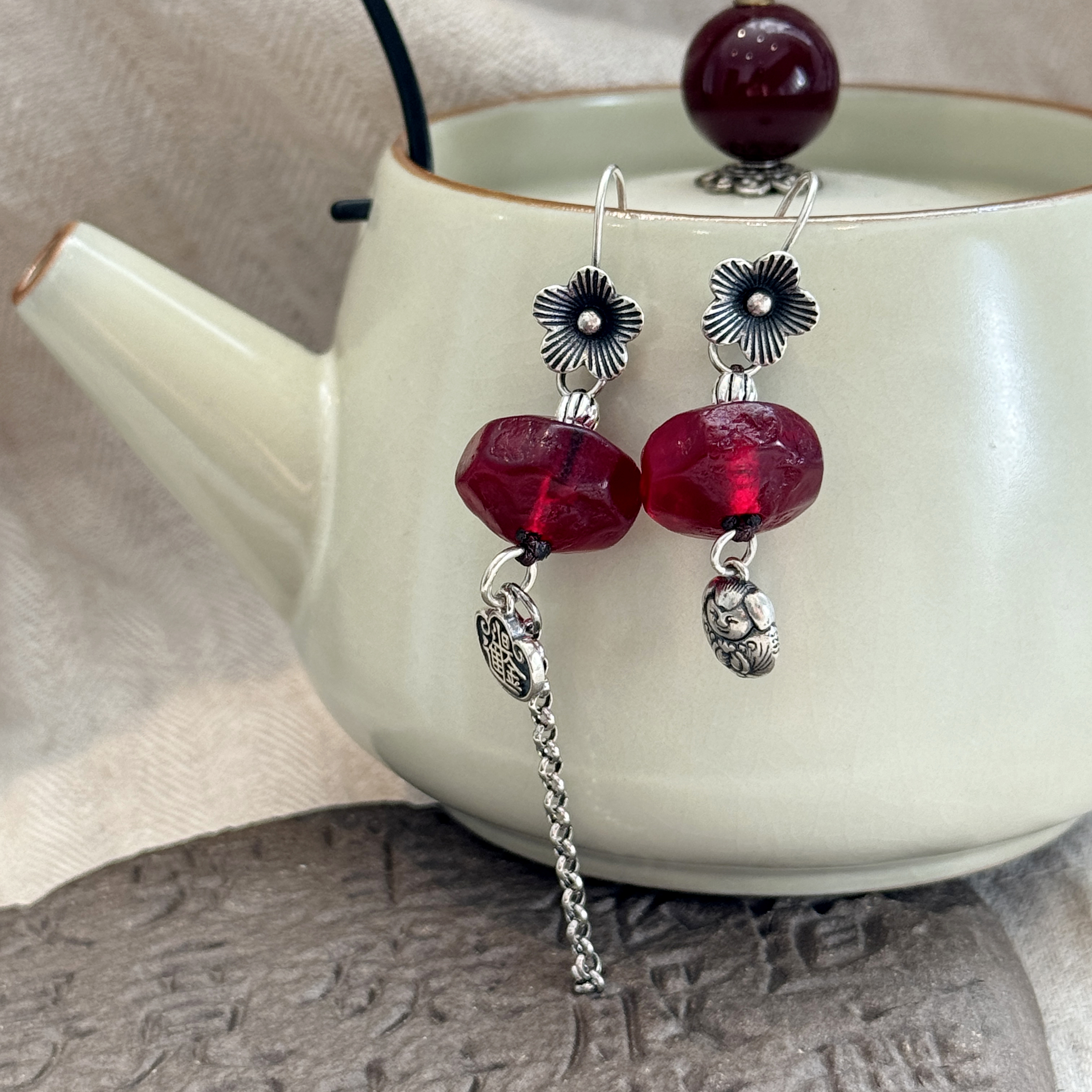 925银耳饰 E25351 招米童子娃娃红色珠珠不对称耳环