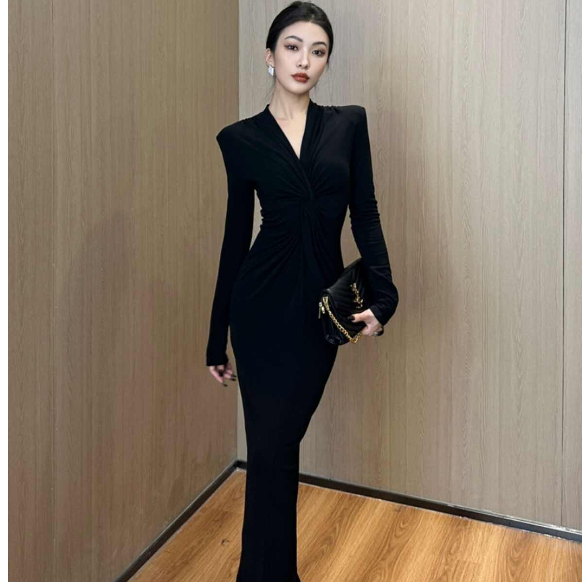 黑色法式v领连衣裙女春季修身显瘦气质赫本风高级感中长款包臀裙