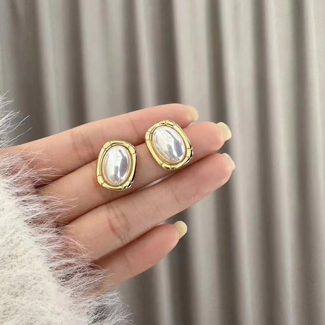 铜合金仿珍珠耳饰 复古高级椭圆耳钉时尚气质小众轻奢酒红色耳饰