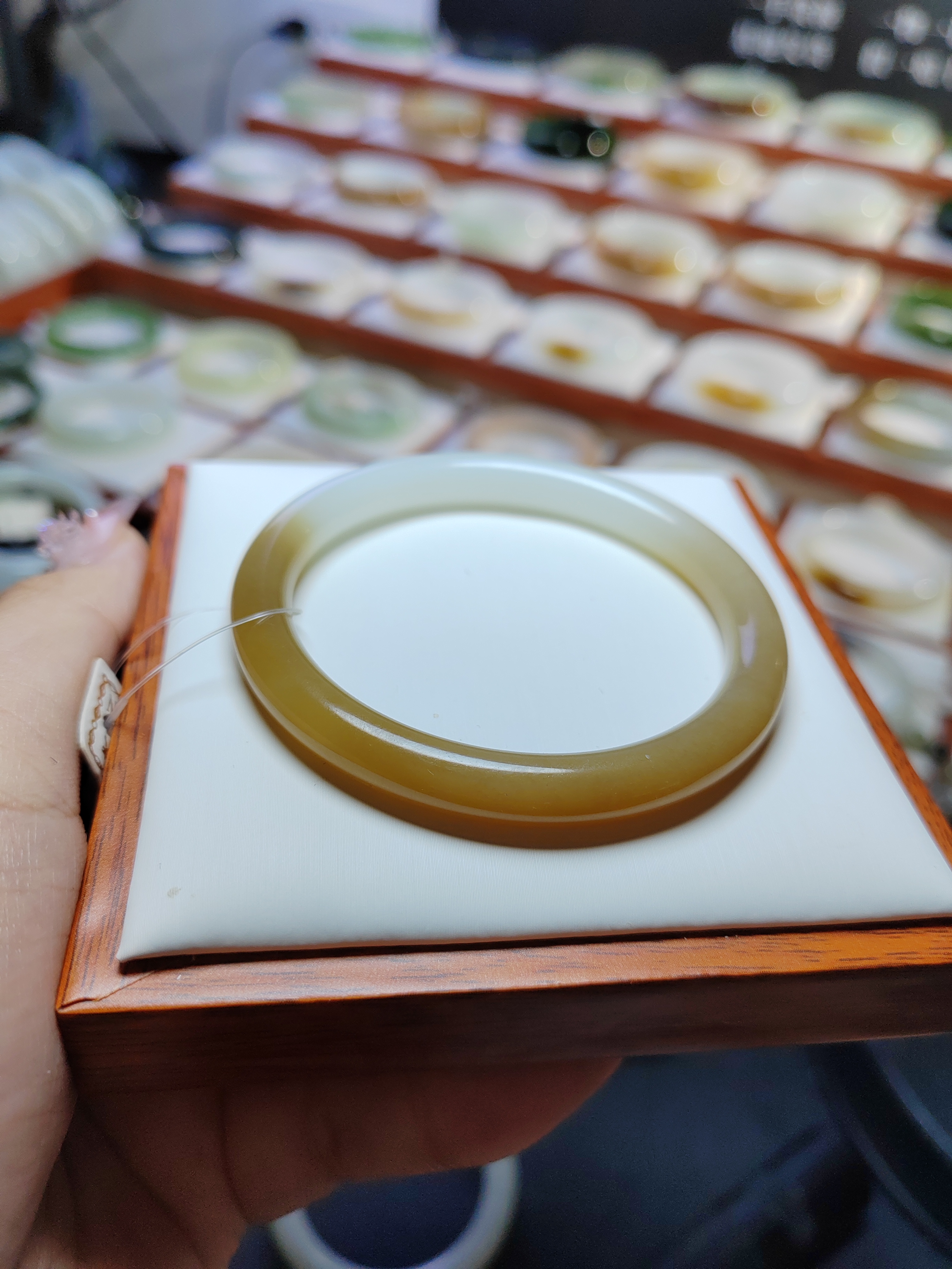 和田玉糖白手镯美人镯