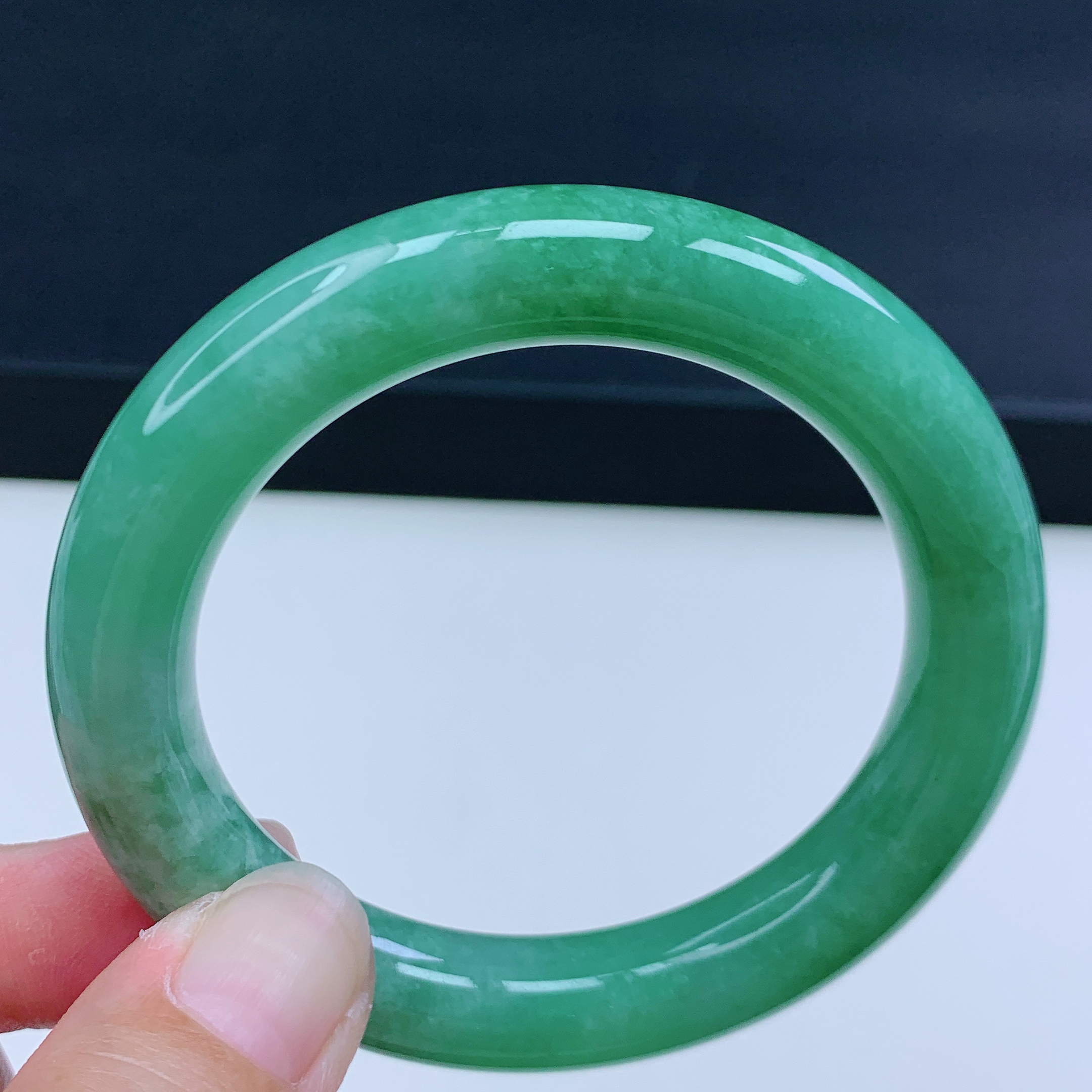 缅甸翡翠A货满绿色圆条手镯56圈口