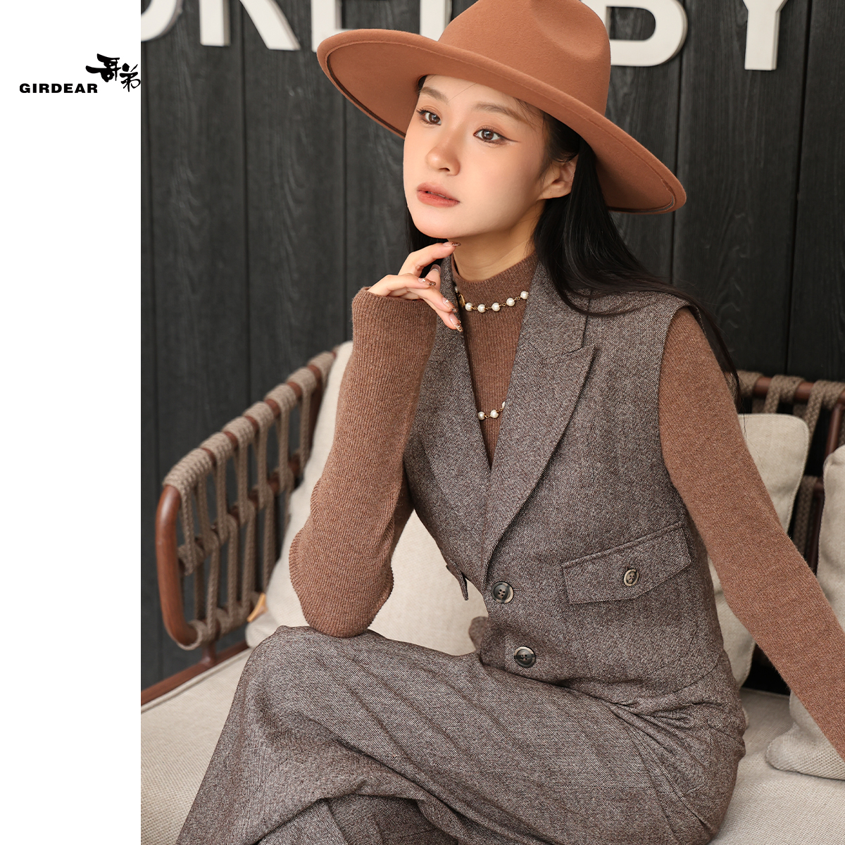 GIRDEAR/哥弟冬季新款休闲百搭翻领双口袋造型时尚马甲1400748