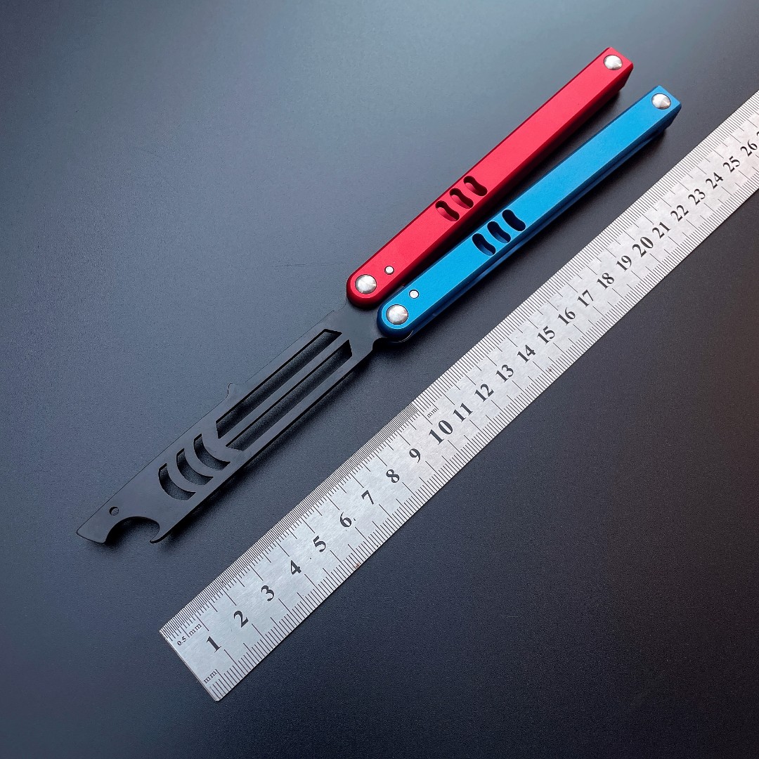 战鲨小鲨V4蝴蝶刀未开刃蝴蝶折叠甩手刀花式训练刀蝴蝶梳子玩具刀