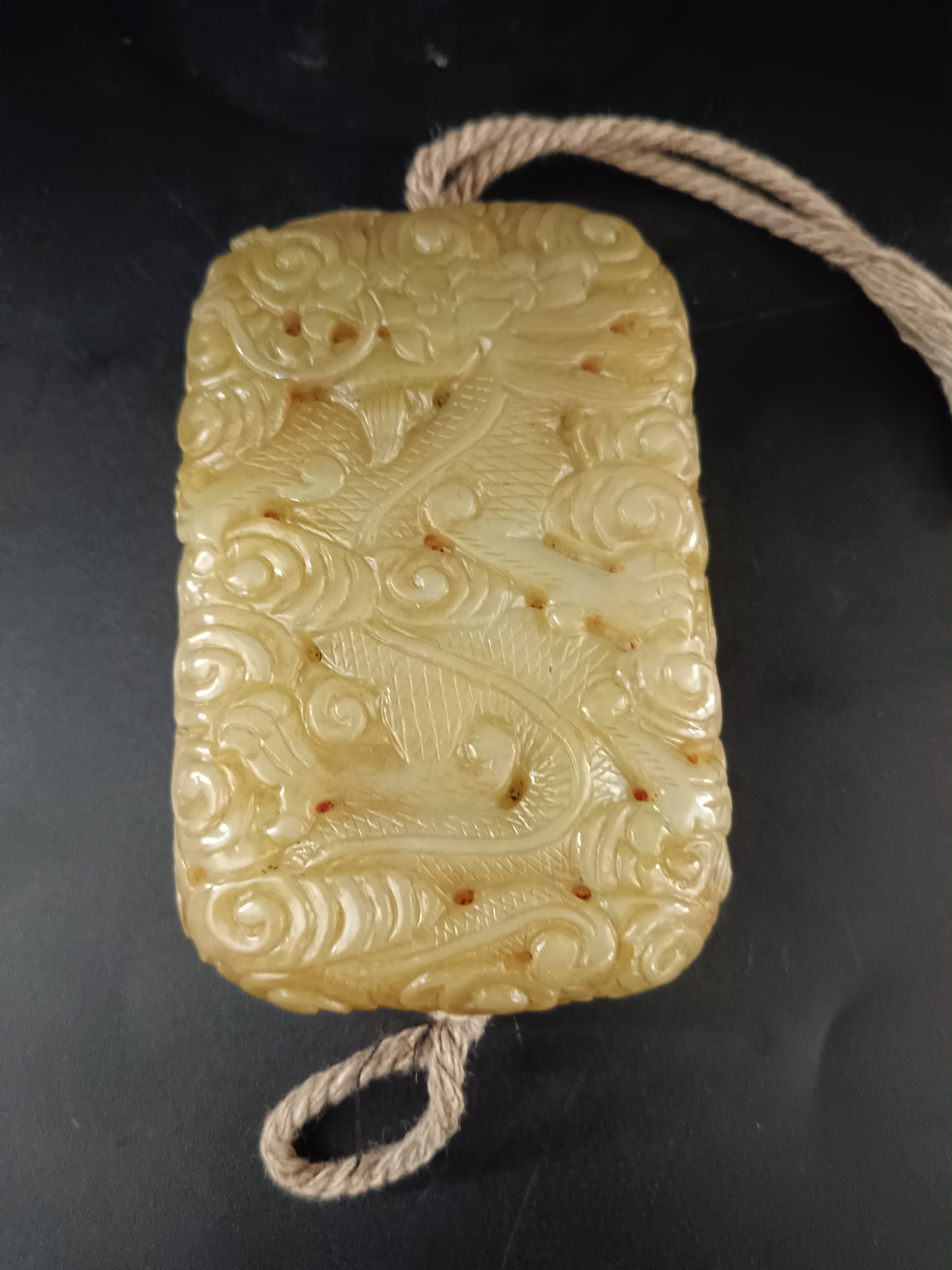 镂空透雕高浮雕浅浮雕古和田黄玉方形把件，长8宽5公分，重240克。