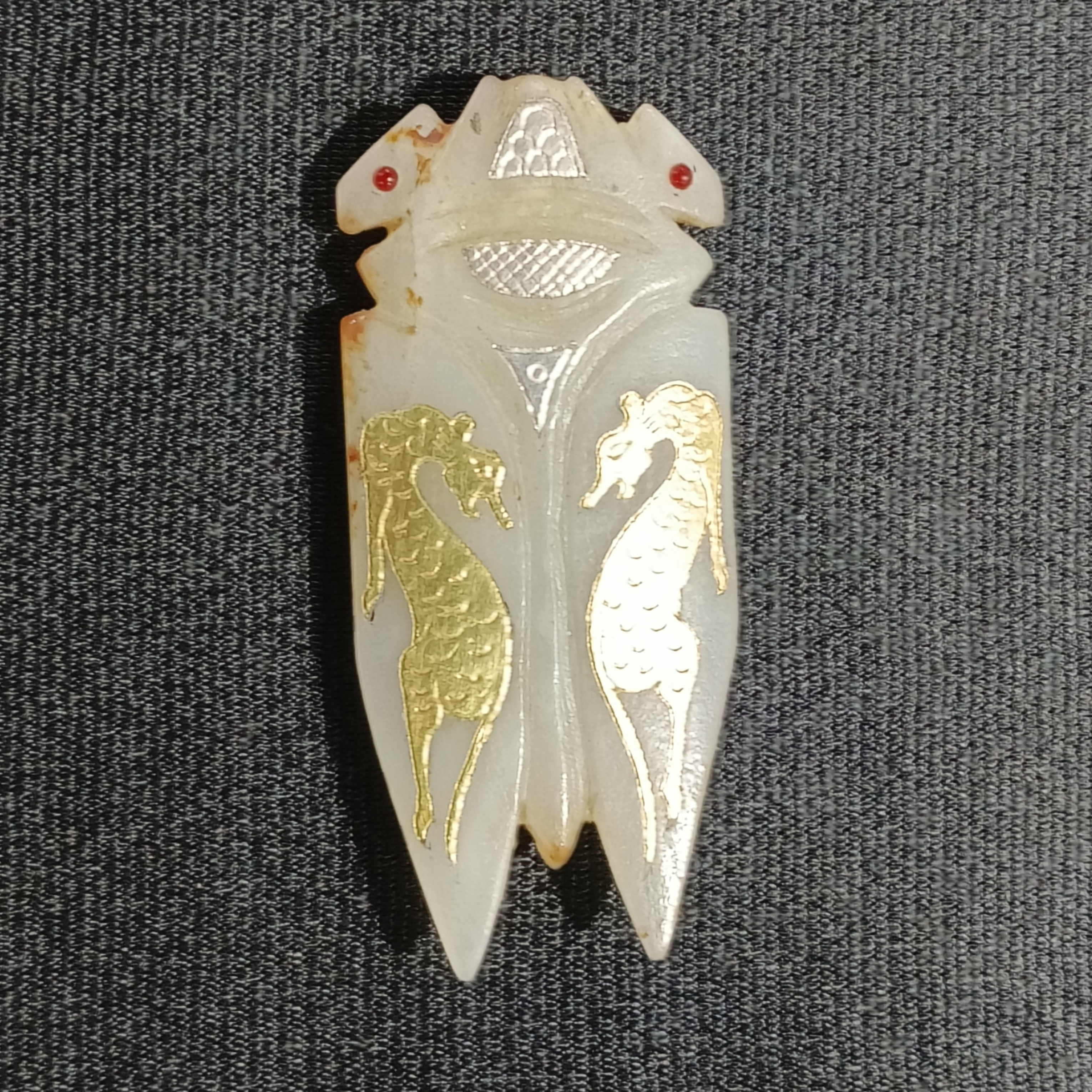 和田白玉错金银纹镶嵌蝉，长7公分宽3.5公分，重30克。包浆沁蚀自然。