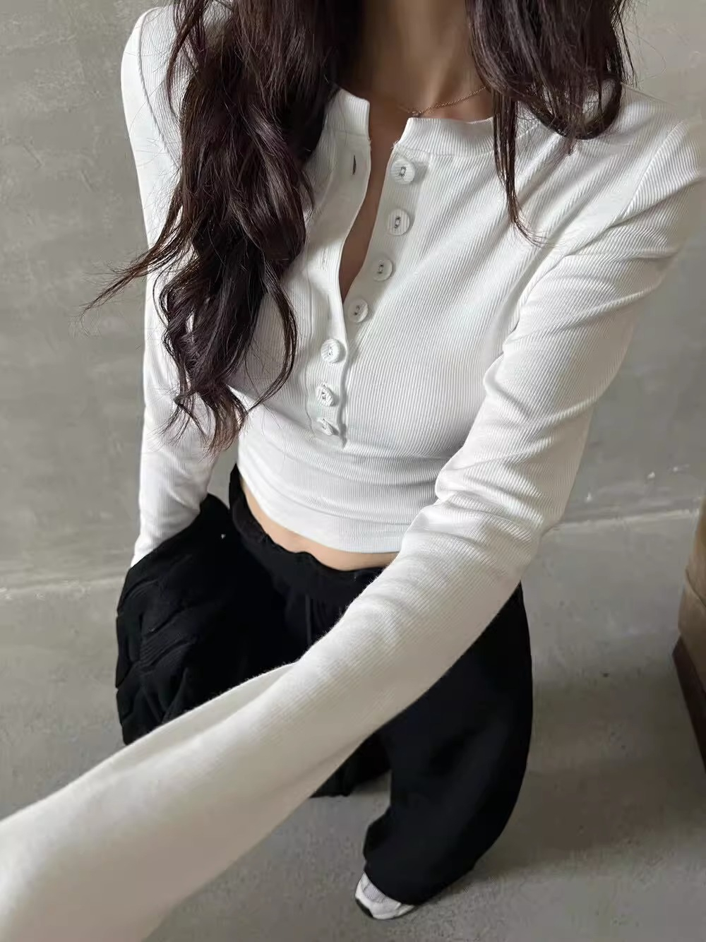 辣妹白色V领长袖螺纹T恤女春秋季新款修身短款设计感紧身薄款上衣