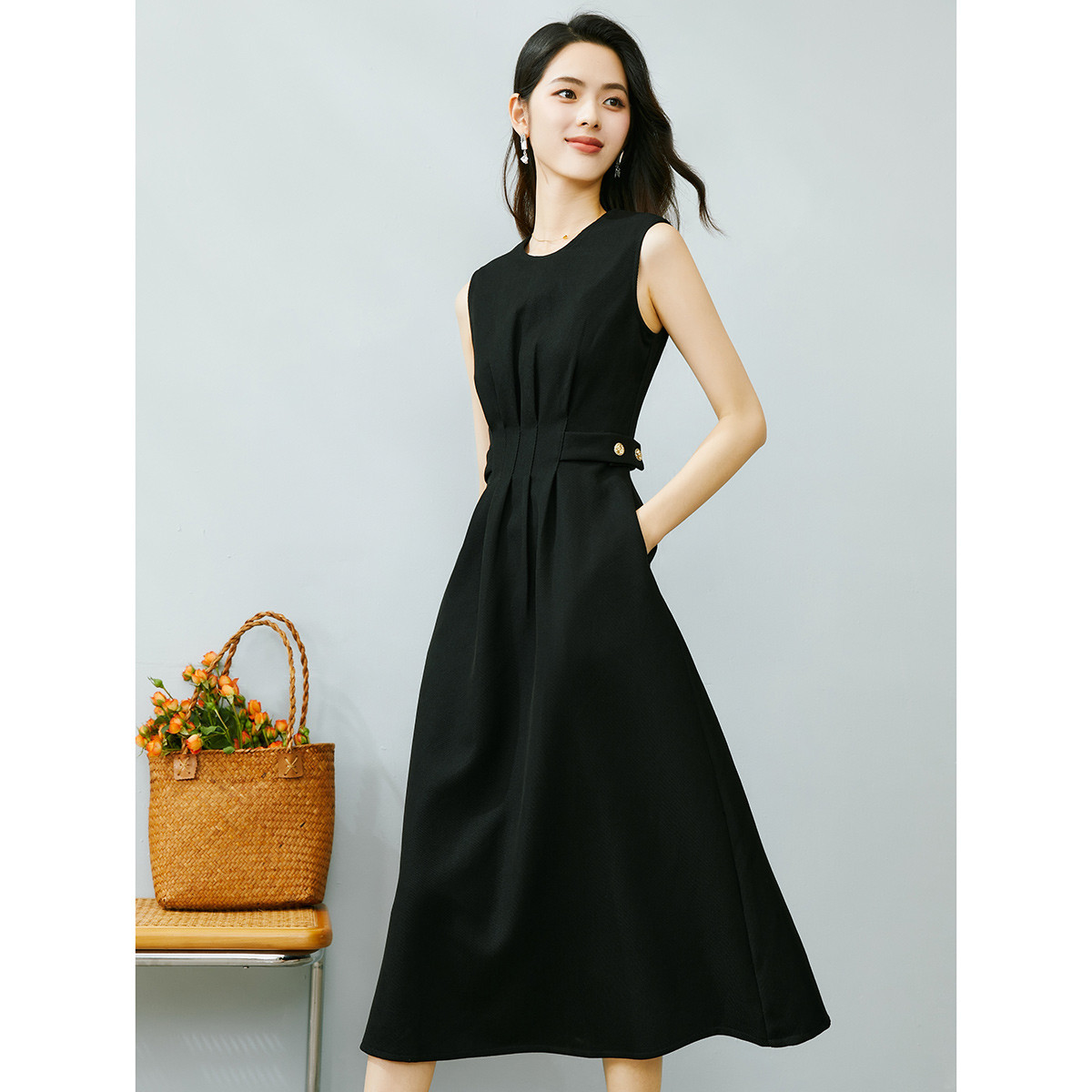 晚白春新款时尚流行简约裙子休闲通勤气质无袖打底连衣裙23112445