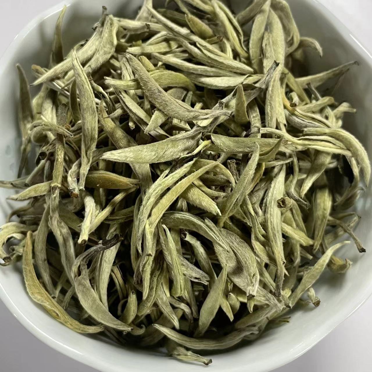 【鸣龙】  2025年 老树白毫银针 白茶 散茶 