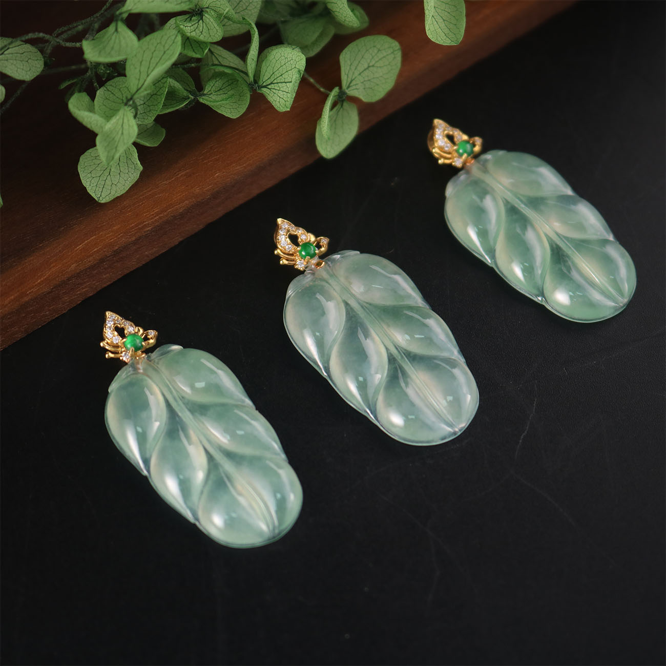 天然缅甸A货翡翠镶嵌18K金绿蛋面翡翠叶子吊坠高冰多样性发其一