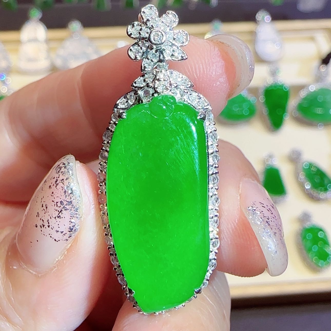 【闪购商品】翡翠吊坠(不含链)18K金镶嵌依****d