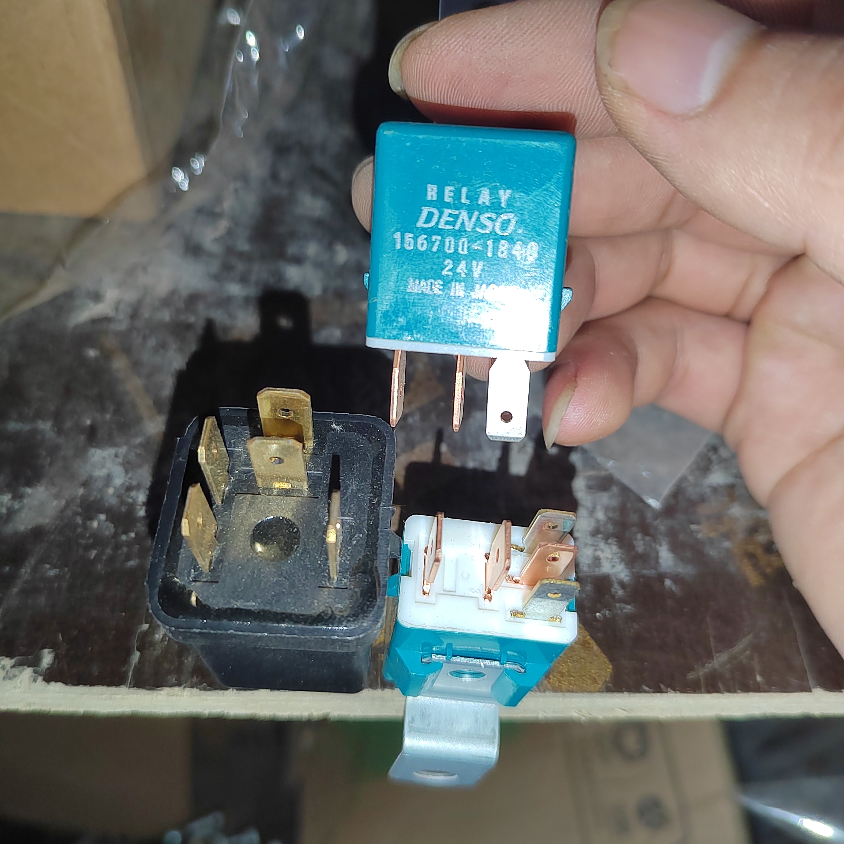 大灯喇叭继电器 回转锁开关 蜂鸣器开关 加力开关 电瓶继电器 